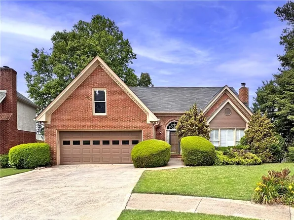 450 Renee Cir, Roswell, GA 30075