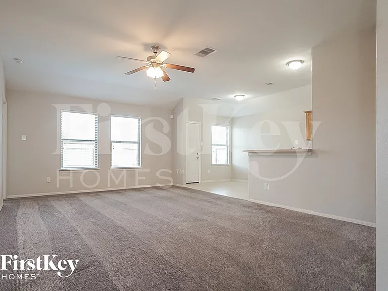 106 W Red Oak Ln — Photo 3