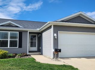 2 Barclay Ct, Bloomington, IL 61705