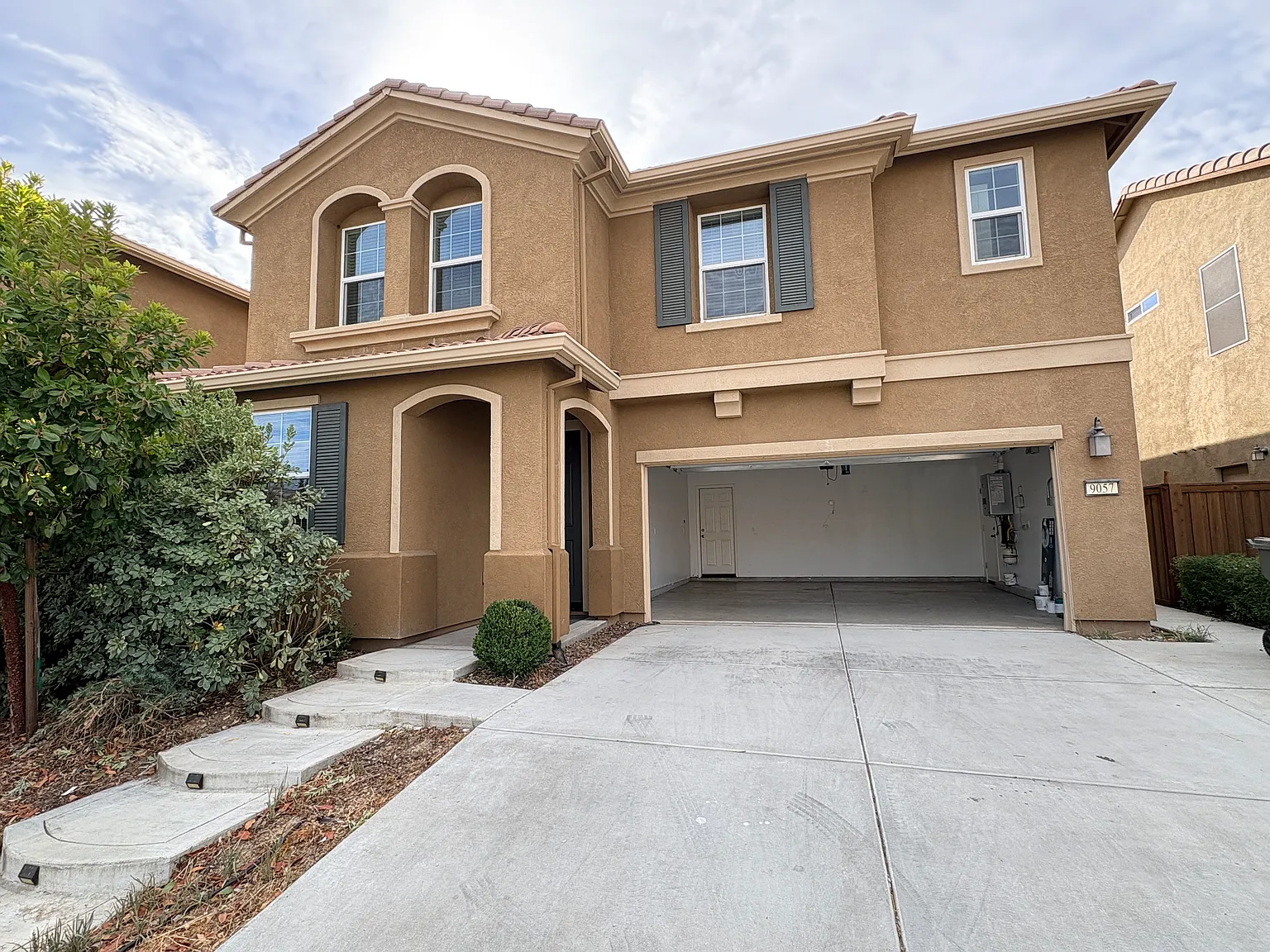 4 bed, 2487 sqft, $3,200 — Photo 2