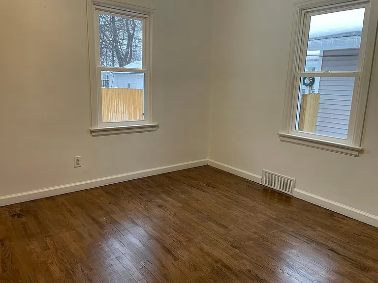 254 Eldred St — Photo 6