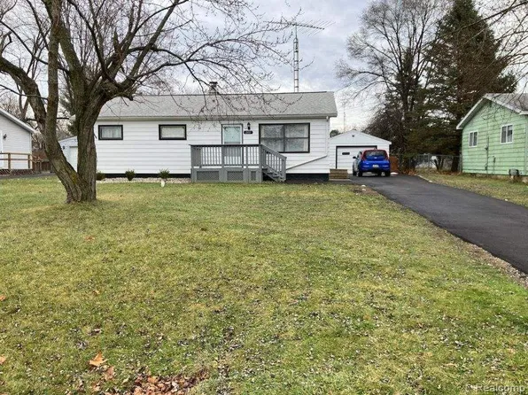 2101 Sandalwood Dr, Burton, MI 48519