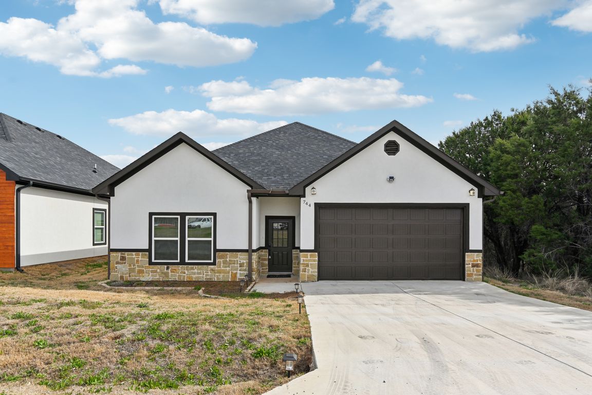 E Bluebonnet Dr-001.jpg