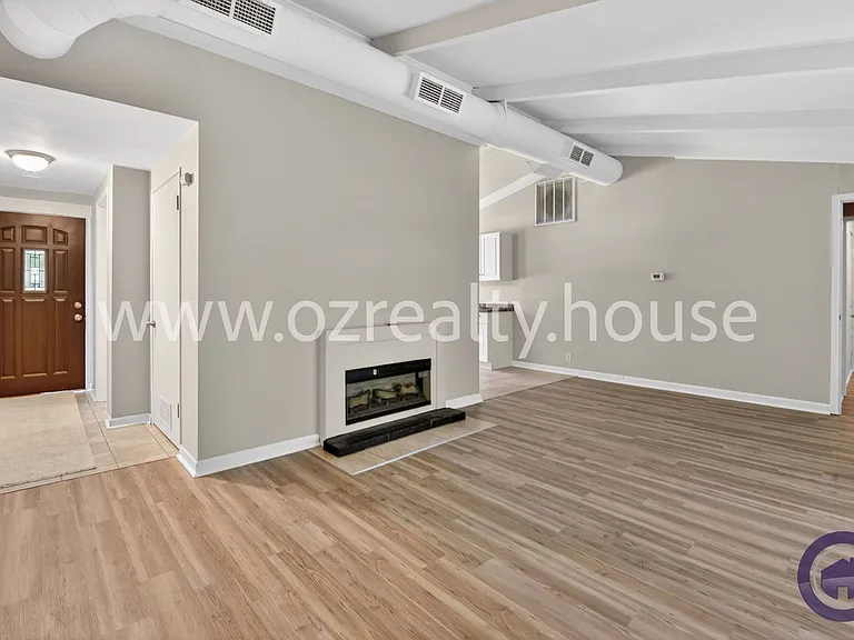 3040 E Lincolnshire Blvd #B — Photo 4