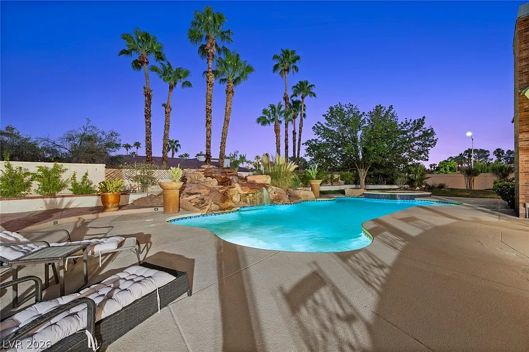 3 bed, 5.0 bath, 3847 sqft, $7,250 — Photo 2