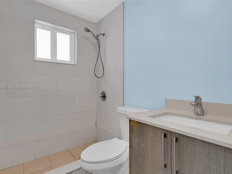 1250 SW 4th St #6 — Photo 6