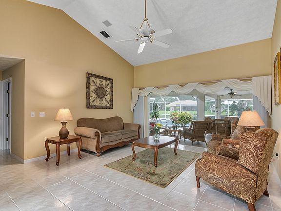 4th image of 817 SW Lighthouse Dr