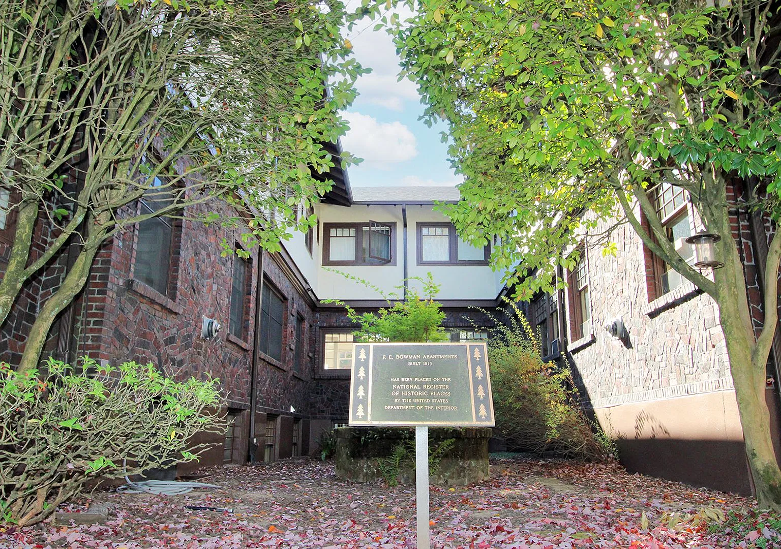 Exquisite Upper-Level 1 Bed + Den unit in Historic Irvington Plex — Photo 3