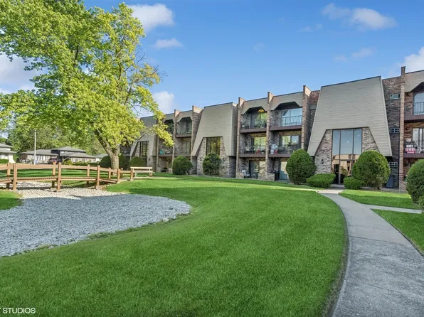 7318 Blackstone Ave #15, Justice, IL 60458