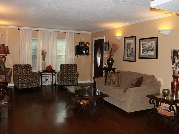 2nd image of 607 Shadywood Ln