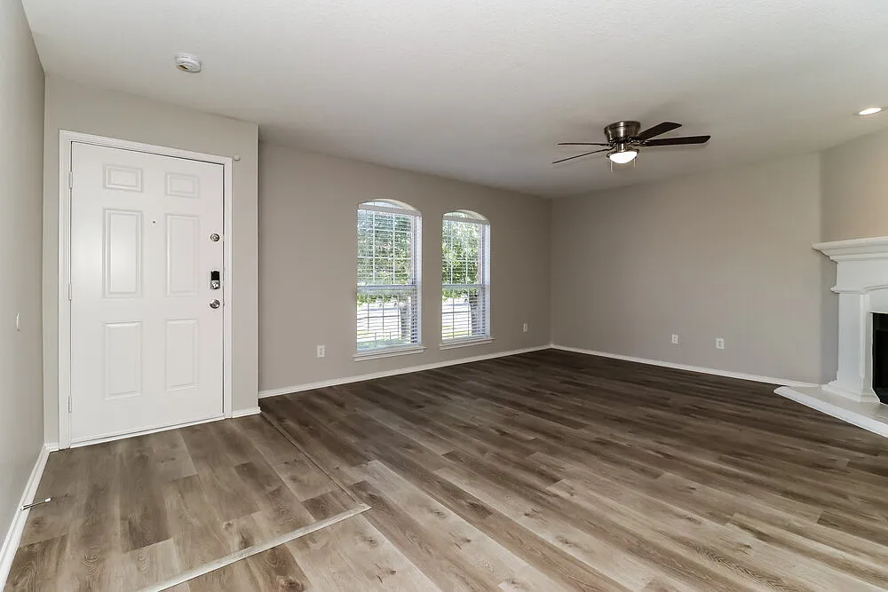 3 bed, 2.0 bath, 1526 sqft, $2,110 — Photo 3