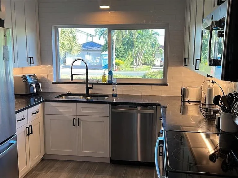 2460 E Vina Del Mar Blvd — Photo 4