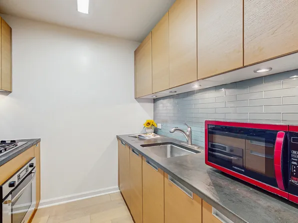 310 West 52nd Street image 7 of 25