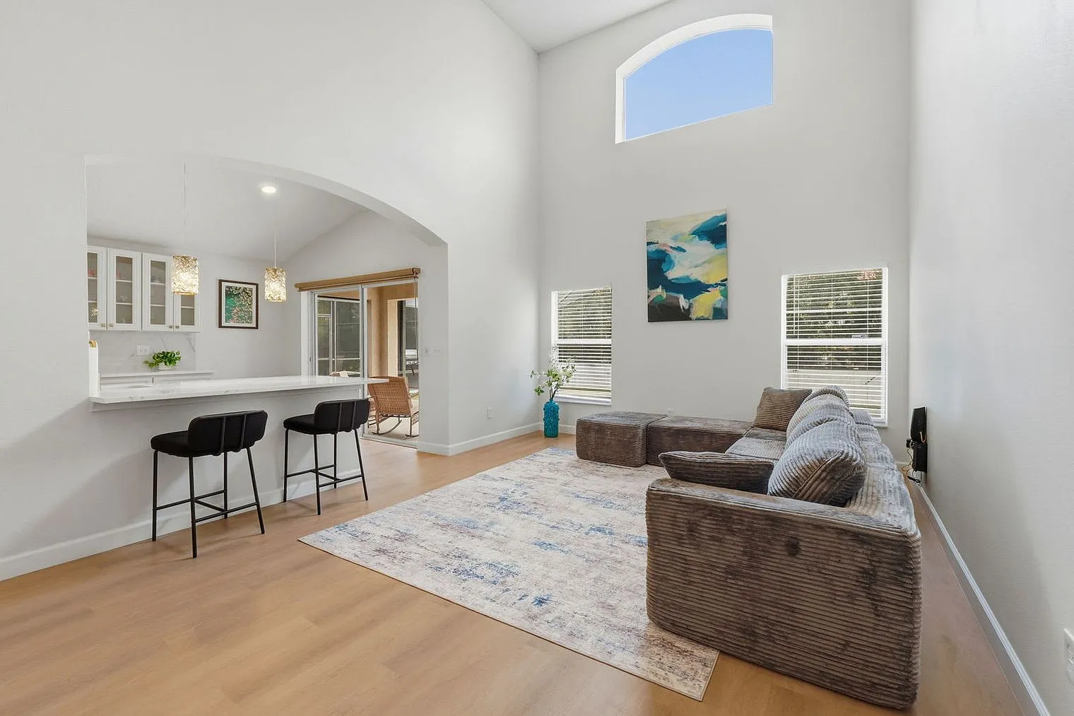 5 bed, 3.0 bath, 2281 sqft, $4,005 — Photo 2