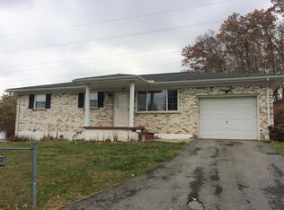 115 Lay Ln, Mount Hope, WV 25880