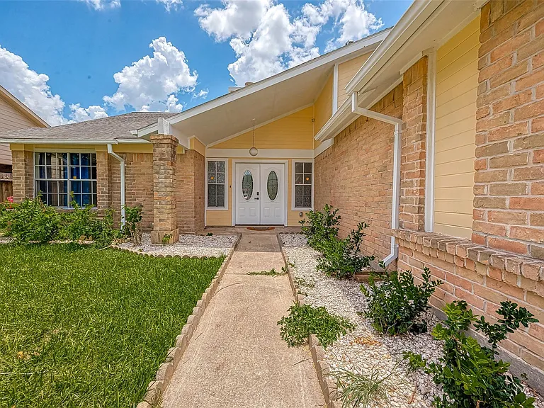 12055 Fairpoint Dr — Photo 4