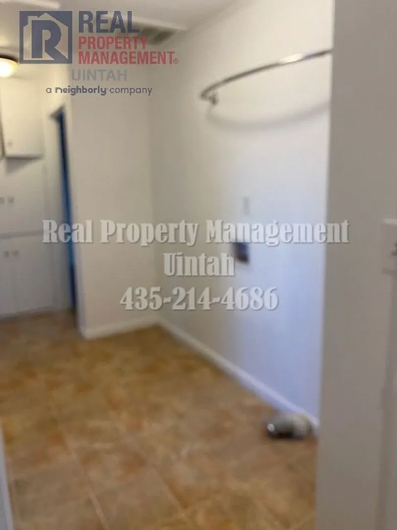 Cute 3 Bedroom 1 Bathroom Apartment — Photo 4