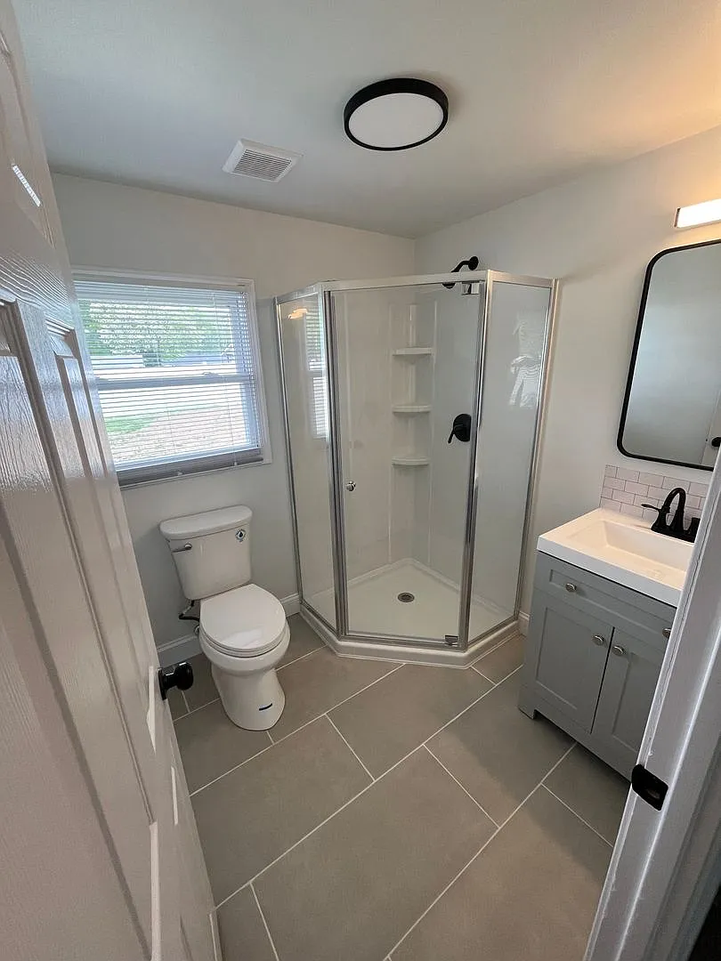 Beautiful brand new 4 bed 2 bath for Rent single home with yard in Levittown — Photo 4