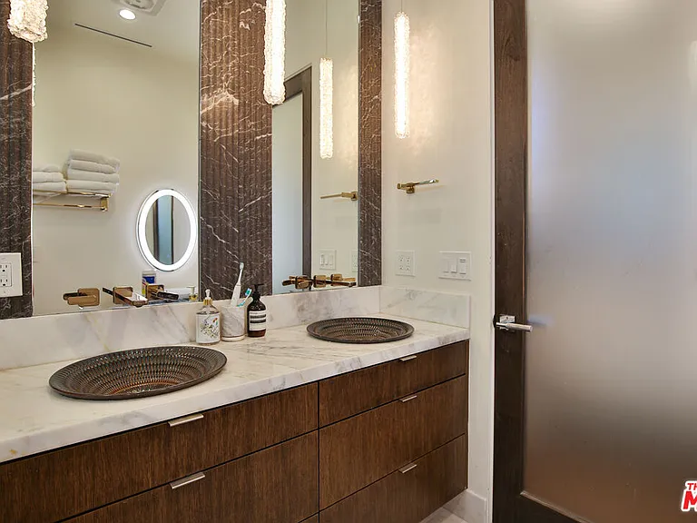 8501 Belford Ave — Photo 35