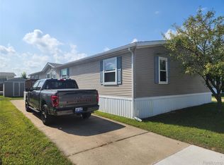 26740 Hudson Ln, Flat Rock, MI 48134