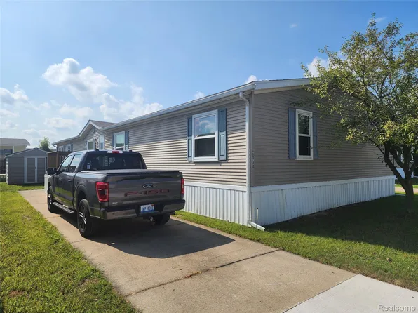 26740 Hudson Ln, Flat Rock, MI 48134