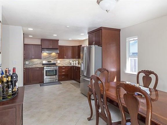 5th image of 3610 Moorpark Ave