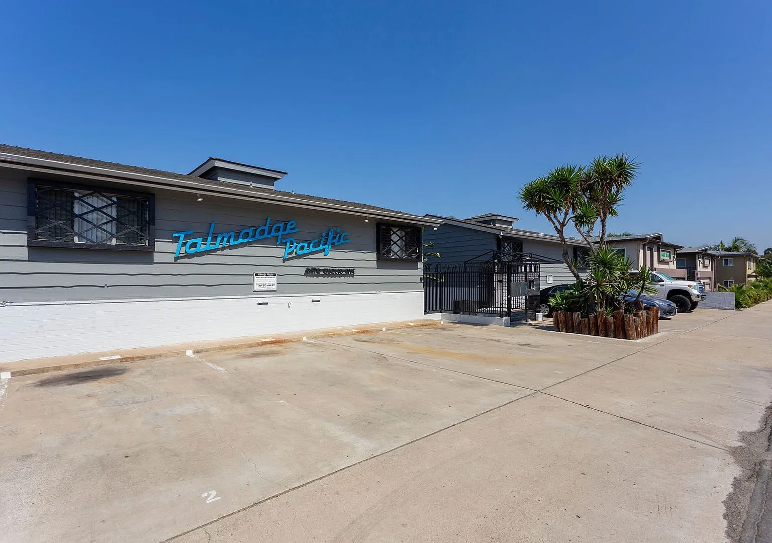 Talmadge Pacific Apartments — Photo 3