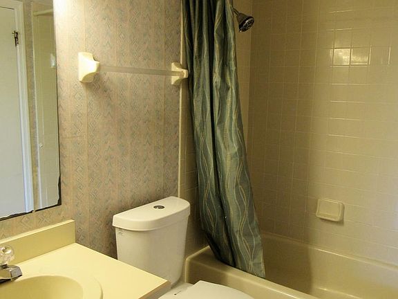 5th image of 1119 Southampton Dr APT 3