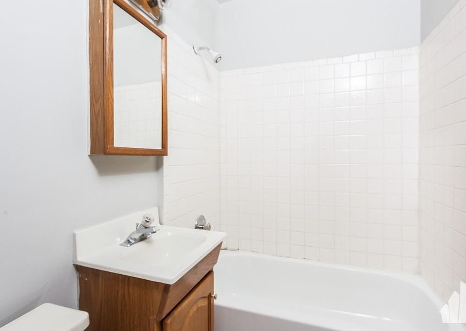 1st image of 815 W Cornelia Ave #927
