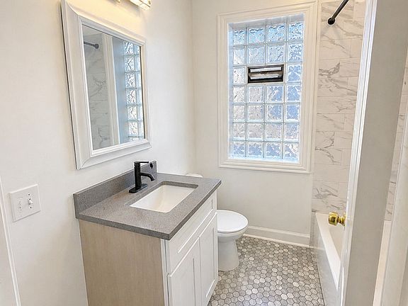 3rd image of 5518 W Melrose St #2