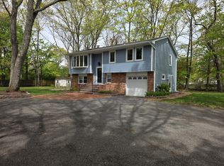 37 South Ln, Huntington, NY 11743
