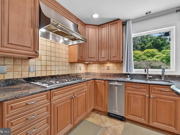 1022 Delf Dr — Photo 10