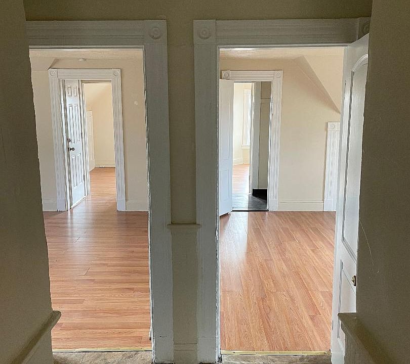 Hallway to living and 2nd bedroom
