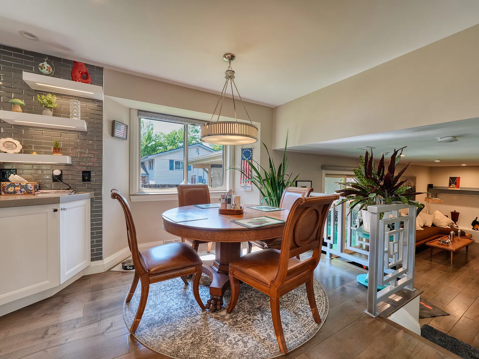 4 bed, 2800 sqft, $5,880 — Photo 2