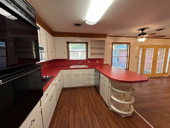 3rd image of 817 E Holly Ln