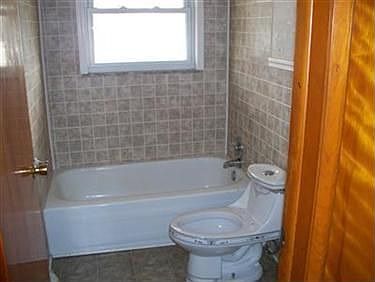 3rd image of 424 Seacrist Ln