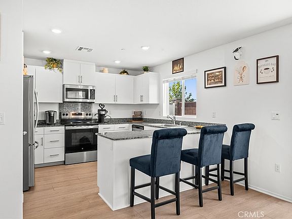3rd image of 1471 Majesty Cir