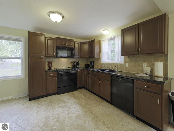 4th image of 846 Pine Grove Ave