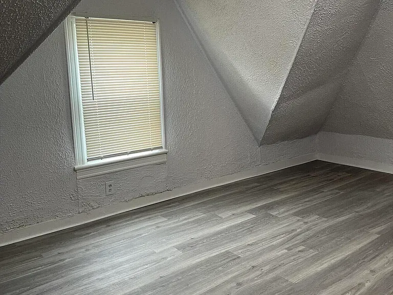 404 3rd Ave #4 — Photo 2