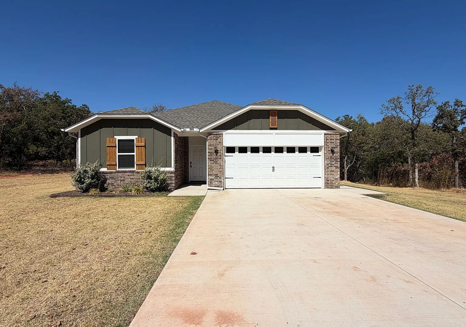 Beautiful 3 Bedroom, 2 Bathroom on a 1.91 Acre Lot in Ridge Creek Addition! — Photo 2