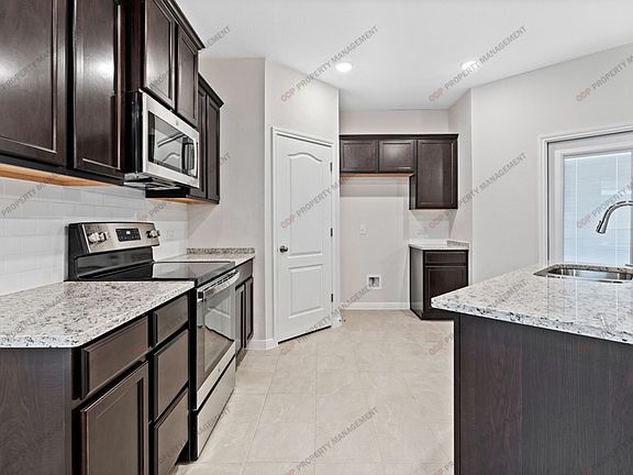 3rd image of 649 Oxford Ln