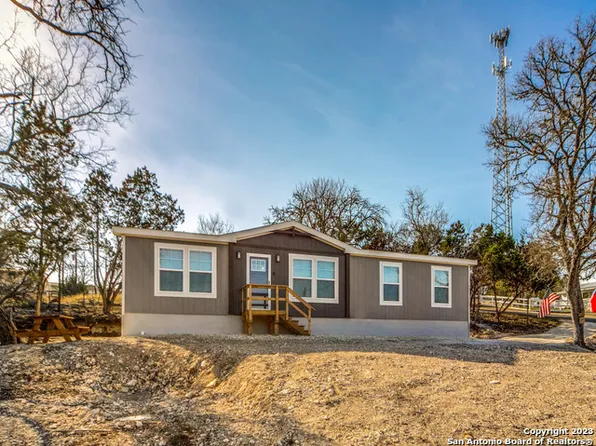 1555 Enchanted River Dr., Bandera, TX 78003