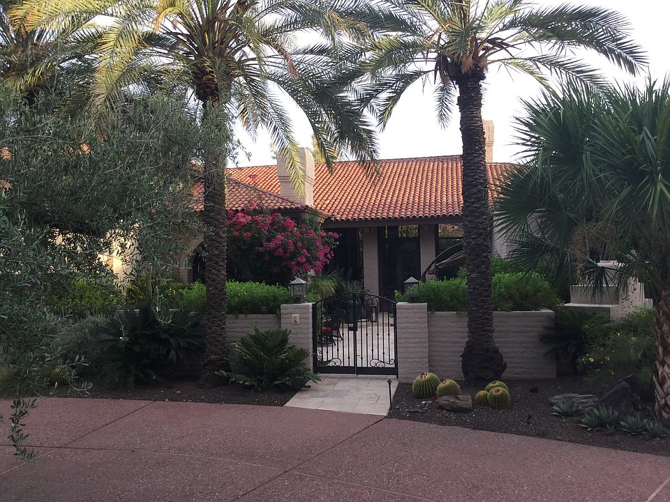 Front courtyard 
