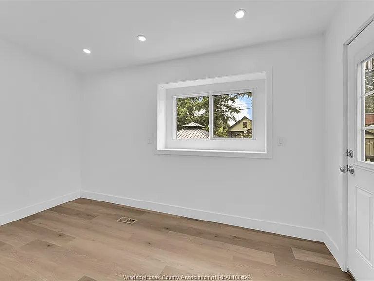 497 McKay Ave — Photo 18