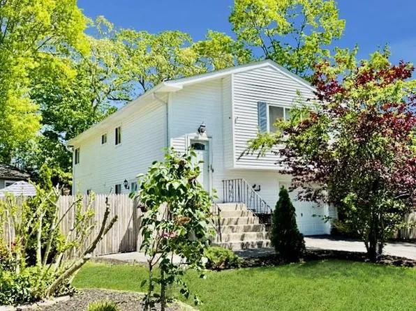 10 Brushwood Drive, Shirley, NY 11967