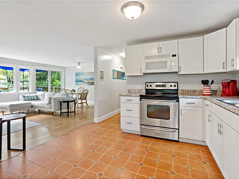 76 S River Dr — Photo 3
