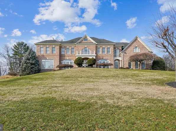 11046 Heathland Dr, Oakton, VA 22124