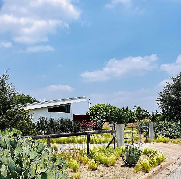 1st image of 4120 Poinsetta Dr