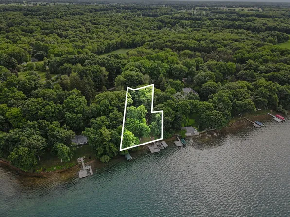 4630 E Gull Lake Dr, Hickory Corners, MI 49060