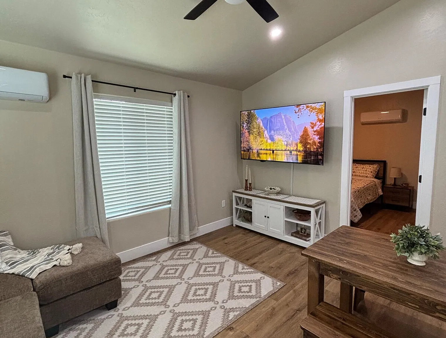 2 bed, 1.0 bath, $4,527 — Photo 2